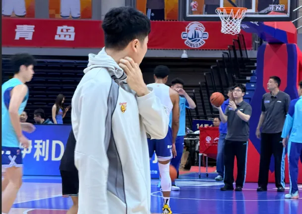 世界杯比赛直播-广东队记：张皓嘉膝盖发炎，将缺席对阵青岛的比赛